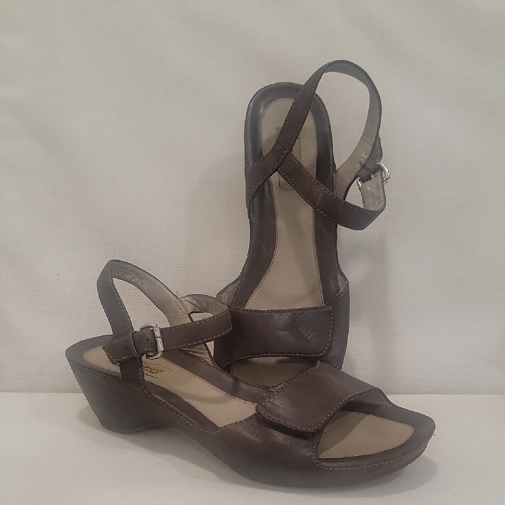 ECCO BROWN LEATHER 2" HEEL SANDALS (sz US 10 or EURO 41)